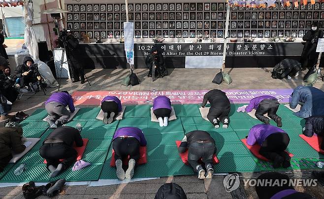 10.29이태원참사 특별법 공포 촉구 철야행동 (서울=연합뉴스) 김인철 기자 = 22일 오후 서울광장에 마련된 10·29 이태원참사 희생자 합동분향소에서 유가족협의회가 특별법 공포를 촉구하며 1만5천9백배의 절을 하고 있다. 2024.1.22 yatoya@yna.co.kr