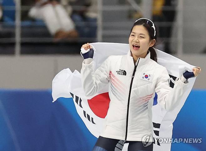 정희단, 스피드스케이팅 500m 은메달 (강릉=연합뉴스) 임화영 기자 = 22일 강원도 강릉 스피드스케이트장에서 열린 2024 강원 동계청소년올림픽 대회 스피드스케이팅 여자 500m 경기에서 은메달을 차지한 한국 정희단이 태극기를 들고 관중들을 향해 인사하고 있다. 2024.1.22 hwayoung7@yna.co.kr