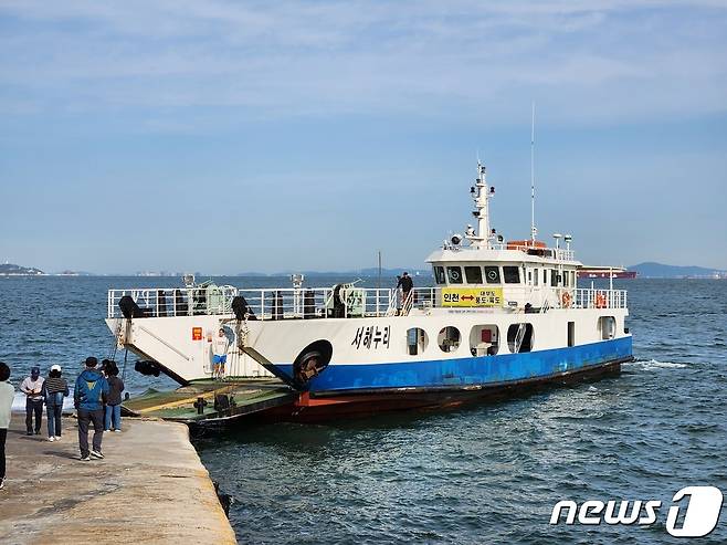 (수원=뉴스1) 진현권 기자 = 경기도는 올해 섬 주민들의 물류비 부담 경감을 위해 안산시 풍도와 육도 주민을 대상으로 택배 추가 배송비 지원사업을 시행한다고 23일 밝혔다.(경기도 제공)