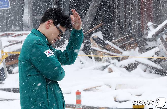 한동훈 국민의힘 비상대책위원장이 23일 화재가 발생한 충남 서천 특화시장을 찾아 윤석열 대통령을 기다리고 있다. 2024.1.23/뉴스1 ⓒ News1 김기태 기자