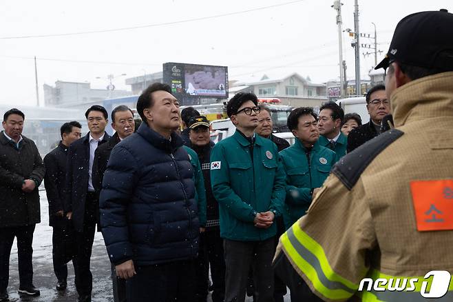 윤석열 대통령이 23일 충남 서천 특화시장 화재현장을 방문해 한동훈 국민의힘 비상대책위원장과 현황 보고를 받고 있다. (대통령실 제공) 2024.1.23/뉴스1 ⓒ News1 오대일 기자