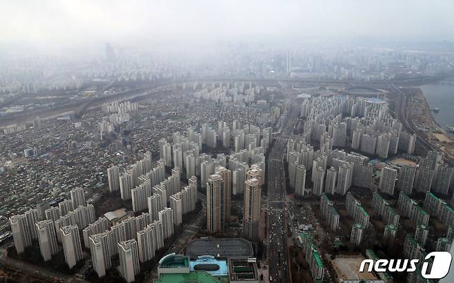 사진은 이날 서울 송파구 롯데월드타워 서울스카이에서 바라본 서울시내 아파트 단지 모습. 2024.1.22/뉴스1 ⓒ News1 황기선 기자