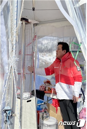 최종구 조직위원장이 23일 한파 대응 상황을 점검하고 있다.(강원2024 조직위 제공)