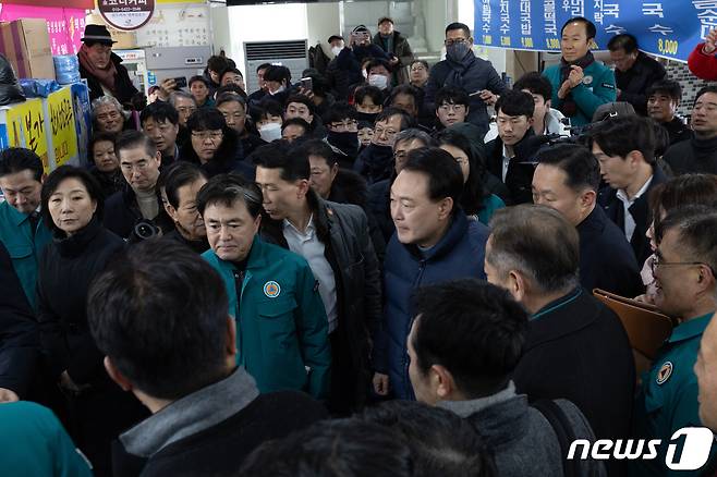 윤석열 대통령이 23일 충남 서천 특화시장 화재현장을 방문해 화재 피해 상황을 점검한 후 피해 상인들과 대화를 나누고 있다. (대통령실 제공) 2024.1.23/뉴스1 ⓒ News1 오대일 기자