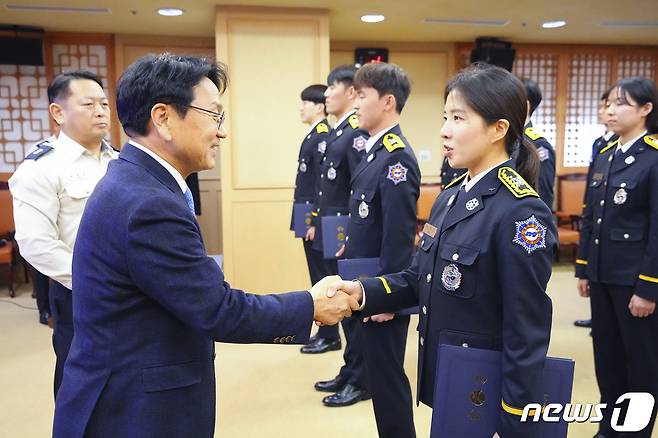 강기정 광주시장이 23일 오후 시청 비즈니스룸에서 신규 소방공무원 50명에 대해 임명장을 수여하고 있다.(광주시 제공)2024.1.23/뉴스1