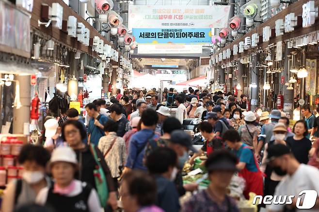 추석 명절을 앞둔 지난해 9월 서울 동대문구 청량리 종합시장이 북적이고 있다. 2023.9.12/뉴스1 ⓒ News1 구윤성 기자