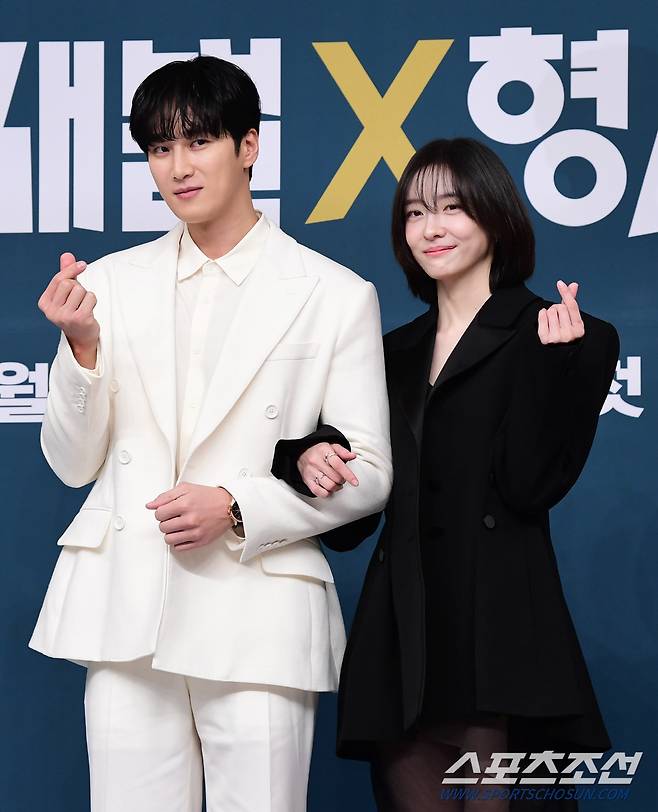 23일 서울 목동 SBS사옥에서 SBS 새 금토드라마 '재벌X형사' 제작발표회가 열렸다. 포즈를 취하고 있는 안보현, 박지현. 목동=송정헌 기자songs@sportschosun.com/2024.01.23/