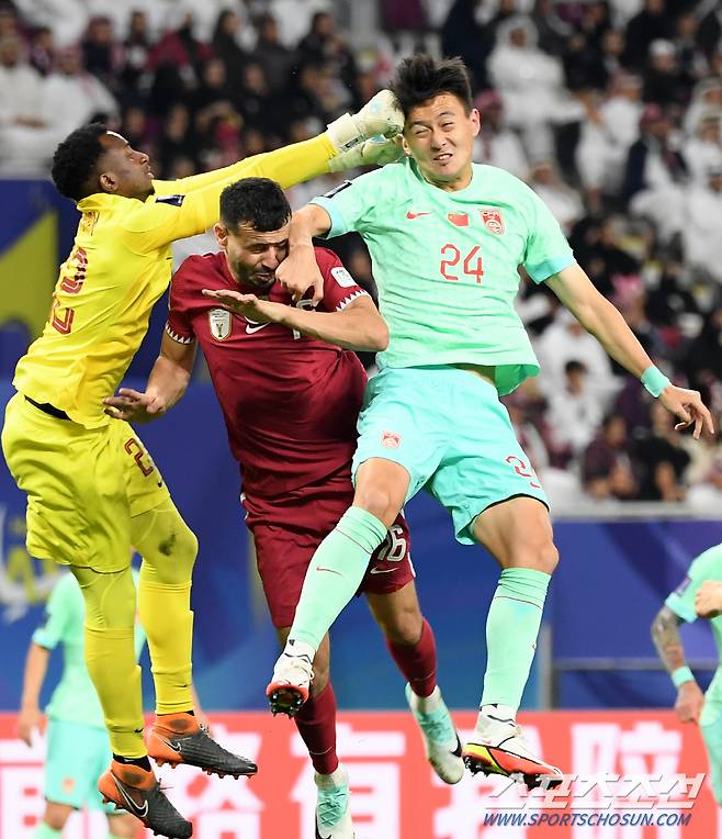 22일(현지시간) 카타르 도하 칼리파 인터내셔널 스타디움에서 열린 2023 아시아축구연맹(AFC) 카타르 아시안컵 카타르와 중국의 경기. 중국 장셩룽의 헤더를 카타르 골키퍼 바르샴이 차단하고 있다. 도하(카타르)=박재만 기자 pjm@sportschosun.com/2023.01.22/