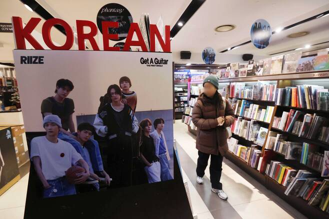 서울의 한 매장에서 시민들이 음반을 둘러보고 있다. /연합뉴스