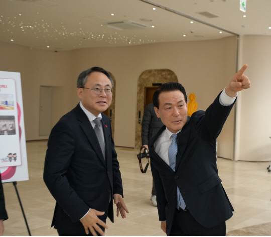 고기동(왼쪽) 행정안전부 차관이 22일 논산시를 방문해 상상이상 복합문화센터 조성 현장을 점검하고 있다. 사진=논산시 제공