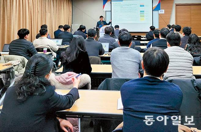 16일 서울 강남구 섬유센터 콘퍼련스홀에서 한국철강협회 주최로 열린 ‘중소·중견 철강기업 유럽연합(EU) 탄소국경조정제도 설명회‘에서 기업 관계자 등 40여 명이 강연을 듣고 있다. 김예윤 기자 yeah@donga.com