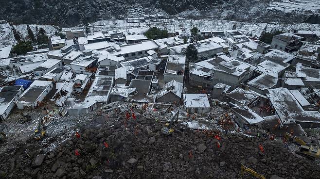 22일 중국 남서부 윈난성 자오퉁시 탕팡진 량수이 마을의 산사태 현장에서 구조대원들이 구조작업을 펼치고 있다. 신화 연합뉴스