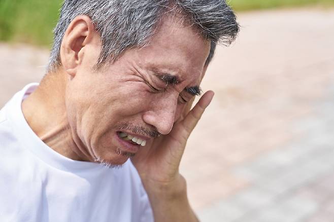 삼차신경통은 강렬한 전기가 통하듯이 벼락 치는 것 같은 느낌의 통증이 짧은 시간 내에 반복된다./사진=게티이미지뱅크