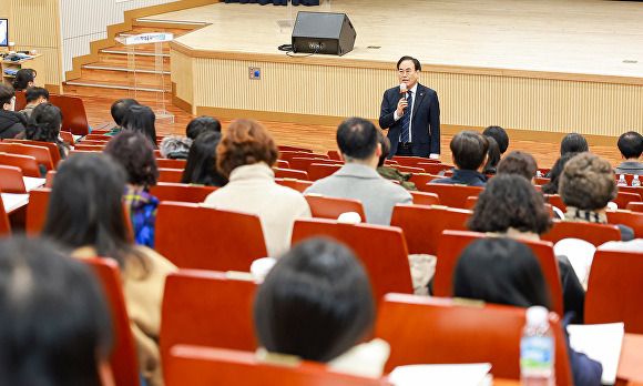 서거석 교육감이 특수교육 설명회에서 인사말을 하고 있다. [사진=전북자치도교육청 ]