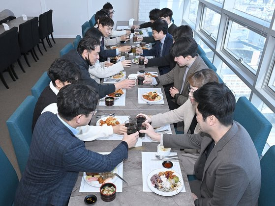 지난 16일 대구시청 총무과 직원들이 점심 시간에 술 대신 콜라로 회식을 하고 있다. [사진 대구시]