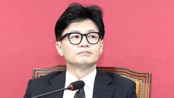 한동훈 국민의힘 비대위원장이 22일 오전 서울 여의도 국회에서 열린 비대위 회의에서 생각에 잠겨 있다. 전민규 기자