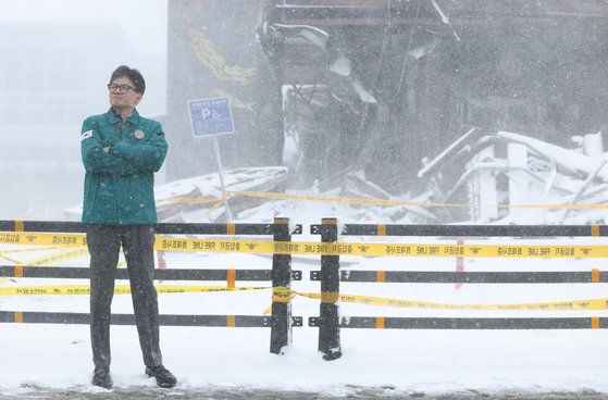 한동훈 국민의힘 비상대책위원장이 23일 오후 충남 서천군 서천수산물특화시장 화재 현장에서 윤석열 대통령을 기다리고 있다. 뉴시스