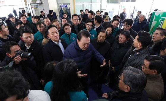 윤석열 대통령이 23일 충남 서천군 서천읍 서천특화시장 화재 현장에서 피해 상인들을 만나 대화하고 있다. 사진 대통령실