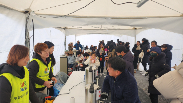 ▲ 평창스키점프센터에서 평창군자봉센터 봉사자들이 차 봉사활동을 펼치고 있다.