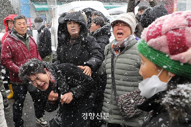 윤석열 대통령과 한동훈 국민의힘 비상대책위원장이 찾은 23일 충남 서천군 서천읍 서천특화시장 화재 현장에서 상인들이 윤 대통령이 자신들을 만나지 않고 떠난 것에 항의하고 있다.  서천|성동훈 기자