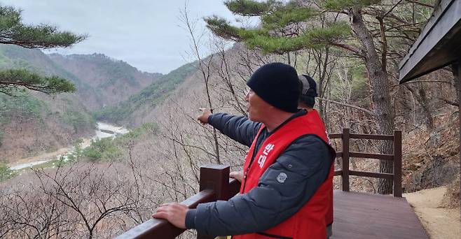 국내 최대 규모의 생태·경관보전지역인 경북 울진군 왕피천 유역 환경감시초소에서 남중학 근남면 구산리 이장이 지난 19일 계곡 아래를 가리키며 환경감시원 역할에 관해 설명하고 있다. 김현수 기자