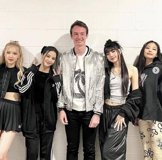 블랙핑크와 함께 사진을 찍은 프레데릭 아르노 태그호이어 CEO(가운데).  프레데릭 아르노 인스타그램