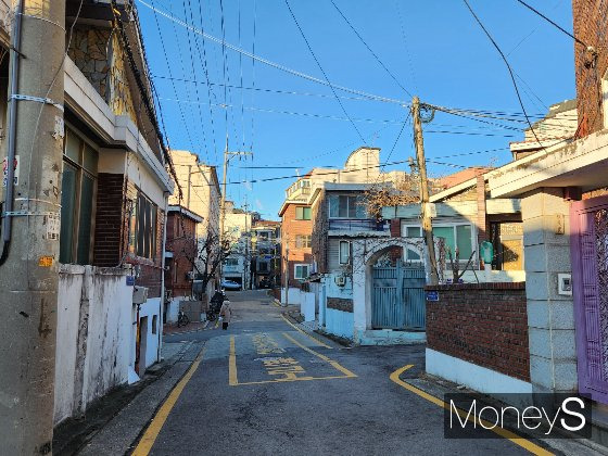 방배15구역은 서울 지하철 2·4호선 환승역인 사당역과 도보 거리에 있어 입지면에서 장점이 커 다수의 대형 건설업체들이 수주전을 펼치기 위한 물밑작업에 나서고 있다./사진=머니S 정영희 기자