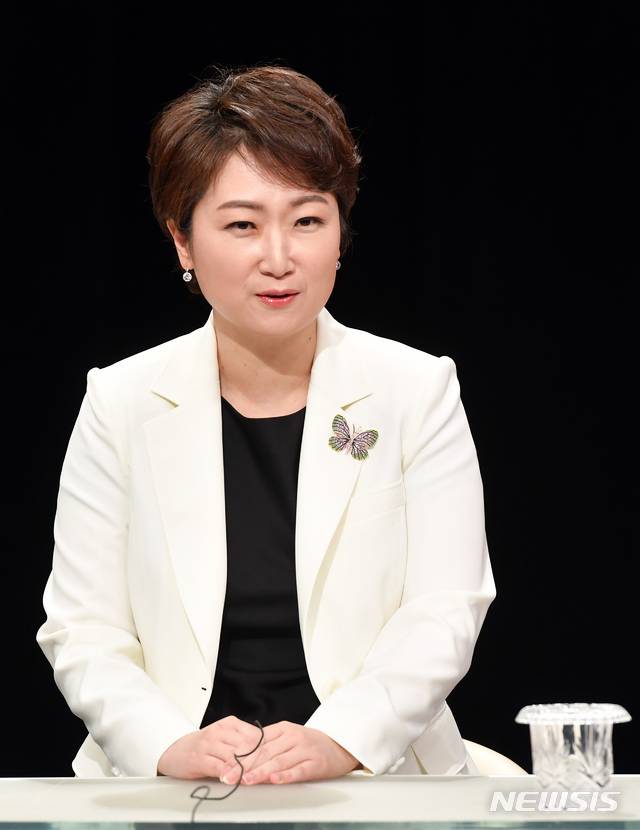 [부산=뉴시스] 하경민 기자 = 국민의힘 부산시장 보궐선거 경선 마지막 합동토론회가 열린 25일 오후 부산 해운대구 KNN방송국 스튜디오에서 이언주 예비후보가 발언을 하고 있다. 2021.02.25. yulnetphoto@newsis.com