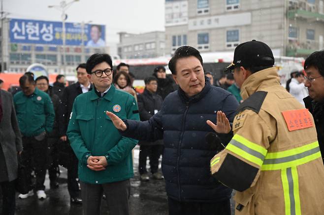 윤석열 대통령이 23일 충남 서천군 서천읍 서천특화시장 화재 현장에서 국민의힘 한동훈 비상대책위원장과 만나 피해 상황을 둘러보고 있다. 연합뉴스