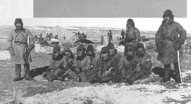 ▲ 1941년 야외 실험장에서 731부대원들이 실험용으로 쓰이다 죽게 될 중국인 ‘마루타’들을 감시중이다. ⓒ위키미디어