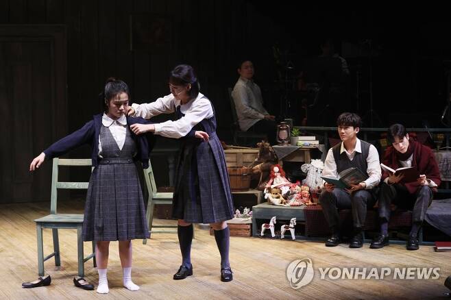 퇴소 앞둔 보육원 네 아이 2023년 3월 국립정동극장 무대에 오른 뮤지컬 '비밀의 화원' 장면.
