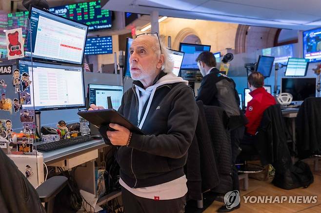 NYSE 입회장에서 일하는 트레이더들의 모습 [연합뉴스 자료사진]