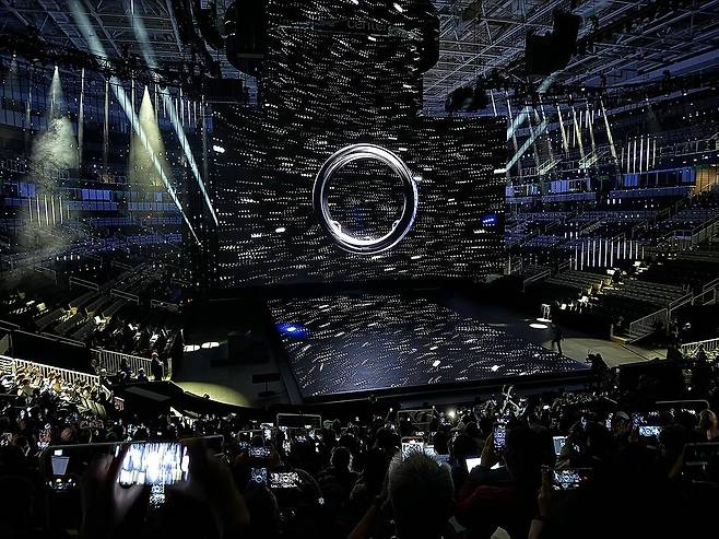 삼성전자, '스마트 링' 티저 영상 (새너제이[미 캘리포니아주]=연합뉴스) 김태종 특파원 = 17일(현지 시각) 미국 캘리포니아주 새너제이 SAP 센터에서 열린 삼성전자의 갤럭시 S24 시리즈 언팩 행사에서 공개된 삼성전자의 스마트 반지인 '갤럭시 링' 티저 영상. 2024.1.18 taejong75@yna.co.kr