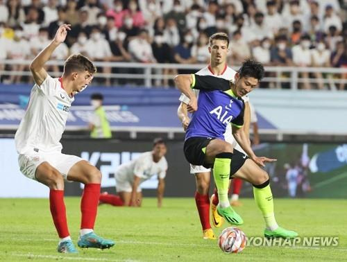 2022년 국내 친선경기 중 세비야 선수들과 손흥민 [연합뉴스 자료사진. 재판매 및 DB금지]