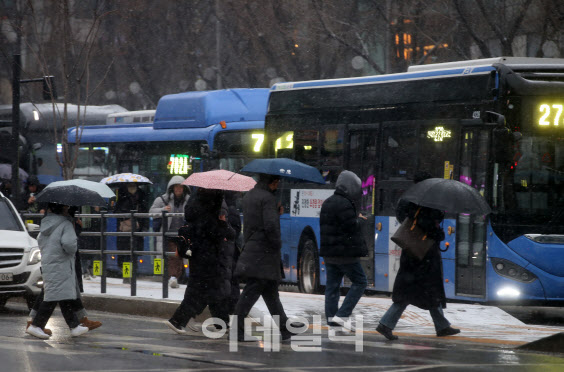 서울 등 중부지방에 대설주의보가 내려진 가운데 9일 서울 광화문네거리에서 시민들이 출근길을 재촉하고 있다.(사진=김태형 기자)