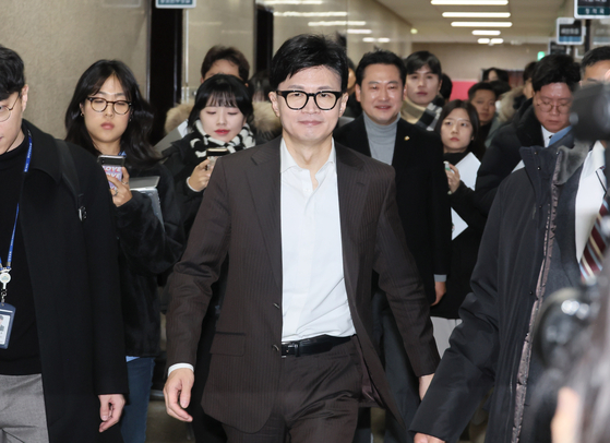 〈YONHAP PHOTO-1955〉 당직자 격려차 당 사무처 순방하는 한동훈 비대위원장   (서울=연합뉴스) 이정훈 기자 = 국민의힘 한동훈 비상대책위원장이 24일 오전 국회에서 당 사무처를 순방하고 있다. 2024.1.24    uwg806@yna.co.kr/2024-01-24 10:24:51/ 〈저작권자 ⓒ 1980-2024 ㈜연합뉴스. 무단 전재 재배포 금지, AI 학습 및 활용 금지〉