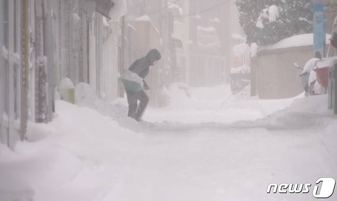 24일 대설특보가 발령된 경북 울릉군 전역에서 제설작업이 진행되고 있는 가운데 주민이 집앞에 쌓인 눈을 치우고 있다.(울릉군제공)2024.1.24/뉴스1 ⓒ News1 최창호 기자