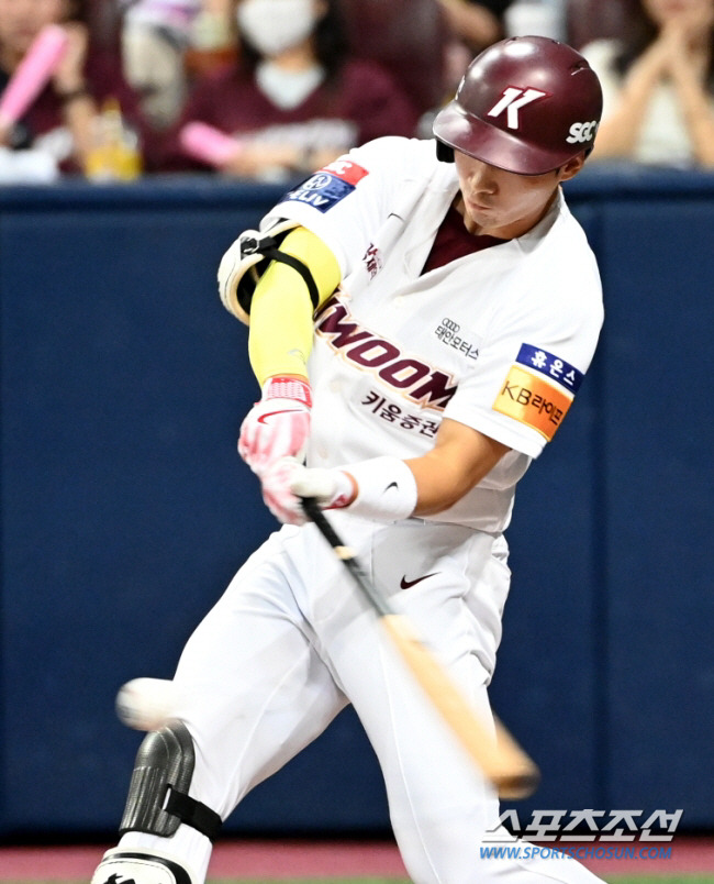 2023 KBO 리그 두산 베어스와 키움 히어로즈의 경기가 24일 고척스카이돔에서 열렸다. 1회말 1사 만루 키움 이주형이 2타점 동점타를 치고 있다. 고척=허상욱 기자wook@sportschosun.com/2023.08.24/