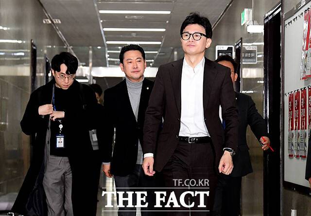 한동훈 국민의힘 비상대책위원장이 24일 오전 서울 여의도 국회 본관에서 사무처 인사를 위해 이동하고 있다. /국회=배정한 기자