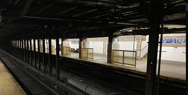 뉴욕시는 지하철 역사 내 이른바 '묻지마 밀치기'를 막기 위해 역사 4곳에 안전 차단막을 설치하는 시범 사업을 실시한다고 밝혔다./MTA