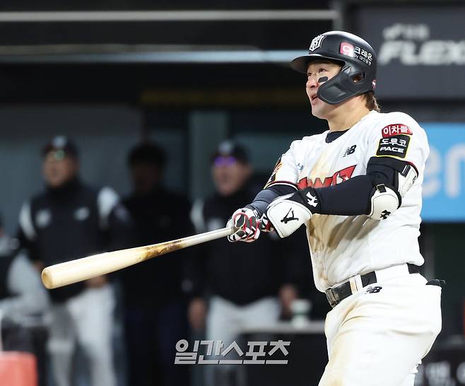 2023 KBO 프로야구 포스트시즌 kt위즈와 LG트윈스의 한국시리즈 3차전 경기가 10일 오후 경기도 수원 kt위즈파크에서 열렸다. 8회말 1사 2루 박병호가 역전 투런홈런을 치고 있다. 수원=김민규 기자 mgkim1@edaily.co.kr /2023.11.10/