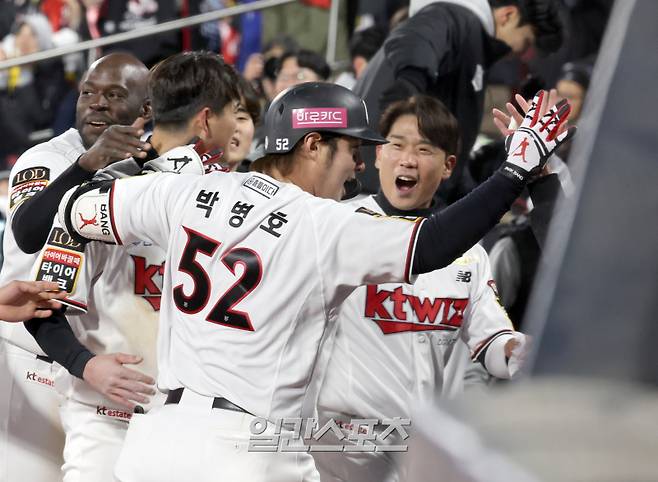 LG 트윈스와 kt위즈의 2023 KBO 한국시리즈 3차전 경기가 10일 오후 수원 KT위즈파크에서 열렸다. kt 박병호가 8회말 LG 마무리 고우석을 상대로 좌월 2점 홈런을 날리고 동료들과 기뻐하고있다. 수원=정시종 기자 capa@edaily.co.kr /2023.11.10.