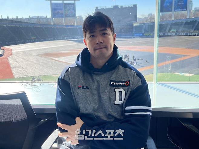 <yonhap photo-3988="">두산 베어스 강타자 김재환이 15일 서울 잠실구장에서 취재진과 인터뷰하고 있다. [연합뉴스]</yonhap>