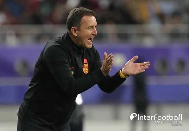 만리장성이 무너졌다. 알렉산다르 얀코비치 감독이 이끄는 중국 축구 국가대표팀이 졸전 끝에 무득점 무승 조별리그 탈락하고 말았다. 그럼에도 현지에선 귀화 정책 이야기가 나온다.[사진=게티 이미지]