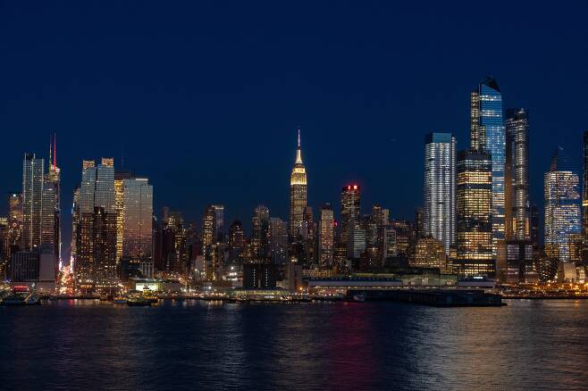 아름다운 것은 멀리서 봐야 한다. 허드슨 강 건너편에서 바라본 맨해튼의 야경. 사진 뉴욕관광청