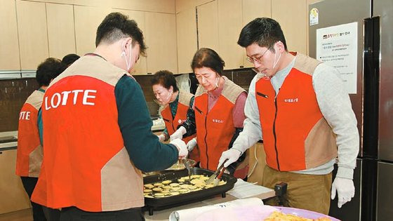 17일 롯데홈쇼핑 임직원과 자원봉사자들이 설을 앞두고 영등포 취약계층에 전달될 행복꾸러미에 들어갈 명절 음식을 조리하고 있다. [사진 롯데홈쇼핑]