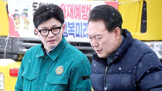 지난 23일 오후 충남 서천군 서천읍 불이 난 서천특화시장에서 윤석열 대통령과 국민의힘 한동훈 비대위원장이 만나고 있다. 연합뉴스