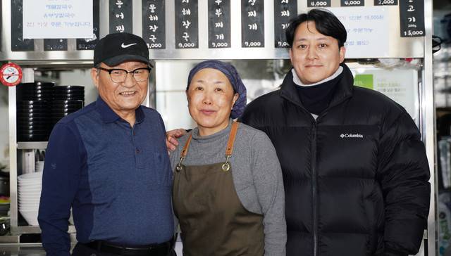 ▲ 철원군 갈말읍 소재 길목해물칼국수를 운영하는 박상명 대표와 부인 황흥례씨, 아들 박영수씨가 환하게 웃고 있다.