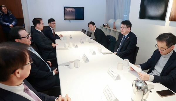 24일 서울 중구 컨퍼런스하우스 달개비에서 최남호(오른쪽 두 번째) 산업통상자원부 2차관과 국내 정유 4사 대표들이 간담회를 하고 있다. 산업부 제공