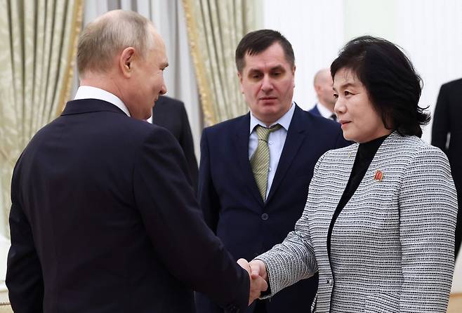 Russian President Vladimir Putin meets North Korean Foreign Minister Choe Son-hui at the Kremlin in Moscow on Jan. 16. (Artem Geodakyan, Sputnik, Pool Photo via AFP)